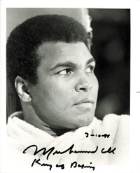 (1942-2016) S/W-Foto von Muhammad Ali (USA) mit Originalautograph der amerikanischen Boxlegende, Schwergewichtsweltmeister und Olympiasieger 1960 im Boxen. Datiert "3 - 10 - 88" (10.3.1988), 25x20 cm.<br>-- Schtzpreis: 125,00  --