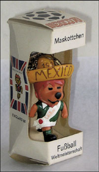 Willie goes to mexico 1970. Farbige Kunststofffigur (6,5 cm). Offizielles WM-Maskottchen der englischen Mannschaft fr 1970 in Originalkarton. 10,5x4x4,5cm.<br>-- Schtzpreis: 50,00  --