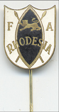 Sehr seltener Pin der ehemaligen "FA Rhodesia", heute Simbawe. Bronze, vergoldet, emailliert. Ca. 1970,  2x1,5 cm.
