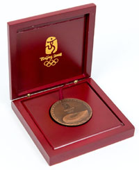 Offizielle Teilnehmermedaille fr Athleten fr die Olympischen Sommerspiele Peking 2008. Bronze.(5,6 cm). In Originalprsentationsbox. (12x12x3 cm).