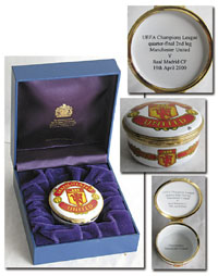 Geschenk von Manchester United anlsslich des Champions League Viertelfinalspiels Manchester United - Real Madrid am 19.4.2000 in Manchester an den Schiedsrichter dieses Spiels. Farbig emaillierte Dose mit dem Wappen von Manchester United. Innen mit der In