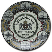 Farbiger dekorativer Keramik Wandteller. IXe Olympiade Amsterdam 1928 mit sechs verschiedenen Sportmotiven am Tellerrand. Hersteller: Socite-Ceramique, Maastricht. 25 cm.