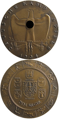 Siegermedaille fr den 3.Platz bei den Deutschen Kampfspielen 1934 in Nrnberg. Bronze, vergoldet (v.Gloeckler).9 cm, 151 Gramm.  In original Box.