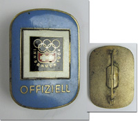 Offizielles Teilnehmerabzeichen der Olympischen Spiele 1964: "Innsbruck 1964 - Offiziell", Bronze vergoldet, farbig emailliert, 4,2x3 cm.