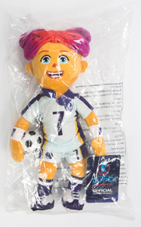Ashley, das offizielle Maskottchen der Fuball-Europameisterschaft der Frauen 2022 in England. Plschfigur mit Ball aus Kunstleder. Mit Etikett, in verschlossener Originalverpackung. 27 cm.