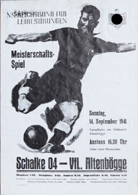 Original Plakat vom Gauligaspiel Altenbgge v Schalke 04 von 1941 mit der Aufschrift: "Meisterschaftsspiel 14.9.1941 Schalke 04 - VfL Altenbgge. Kampfbahn am Rehbusch" (8:0). Lichtdruck, 83x60 cm. Museumstck!.