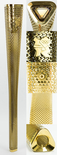 Original Fackel fr den Fackellauf der Olympischen Spiele London 2012. Aluminium-Legierung mit einer Schicht aus Gold mit 8000 Lchern perforiert, Gewicht: 800 Gramm. Lnge: 80 cm.