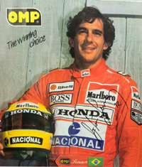 (1960-1994) Farbiges Poster mit Originalsignatur  von Ayrton Senna. Dreifacher Formel-1 Weltmeister 1988-1991. 45x39 cm.