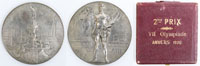 Silber-Siegermedaille von den VII. Olympischen Spielen 1920 in Antwerpen. (Entwurf von Josu Dupon) fr einen 2.Platz. Mit der Aufschrift "VII Olympiade Anvers MCMXX" Silber (Gewicht: 89 Gramm), 6 cm. Im original Etui mit goldgeprgter Aufschrift "2me Prix