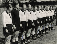 S/W-Pressefoto (Ludwig Gayer) mit der deutschen Nationalmannschaft vom Fuball Lnderspiel Deutschland v Schweiz (2:3) am 15.4.1951. Das 2.Lnderspiel nach dem Krieg und zugleich das 200. Lnderspiel des DFB mit 11 original Signaturen der Spielerbei einem