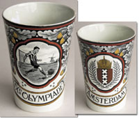 Farbiger Keramikbecher IXe Olympiade Amsterdam 1928 mit Fuballspieler und offiziellen Logo der Olympischen Spiele 1928. Hersteller: "Societe Ceramique, Maastricht".  10 cm.