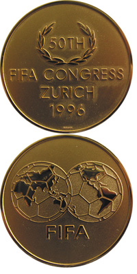 Vergoldete Teilnehmermedaille fr FIFA-Mitglieder am Jubilumskongress 50th FIFA Congress Zurich 1996 am 21.Mai 1994 in Zrich. 5cm.