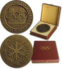Offizielle Teilnehmermedaille Olympische Winterspiele Oslo 1952. 5,6 cm, Kupfer. Erhielten die Athleten und Offiziellen fr ihre Teilnahme an den Olympischen Winterspielen 1952. In original Etui.<br>-- Schtzpreis: 525,00  --