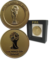 2014 FIFA World Cup Brazil Offizielle Teilnehmermedaille fr Betreuer, Funktionre und Spieler, die an der Fuball-Weltmeisterschaft 2014 teilnahmen. Bronze, vergoldet, 5,0 cm. Im Originaletui.