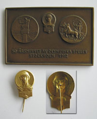 Groe Bronzeplakette 50 arsminnet av Olympiska Spelen Stockholm 1912 zum 50jhrigen Jubilum der Olympischen Spiele 1912 mit Moitven der Siegermedaille und dem Teilnehmerabzeichen, 11x7 cm. Dabei: Vergoldetes Erinnerungsabzeichen "Olympiska Spelen 1912 -