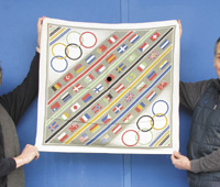 Farbig bedrucktes Seidentuch mit den Olympischen Ringen und den Flaggen der teilnehmenden Lnder an den Olympischen Spielen 1936 in Berlin, 75 x 75 cm.