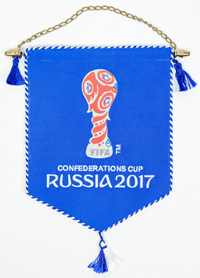 Offizielle Wimpel "FIFA Confederations Cup Russia 2017" mit dem Logo des Confed-Cups 2017. Seide bestickt mit Seidenbommeln und vergoldeter Stange, 24x19 cm.
