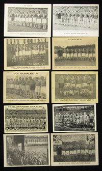 11 verschiedene Mannschaftspostkarten von Schalke 04 aus der Zeit von 1935 bis 1958, je 15,4x10,5 bis 14x9 cm.