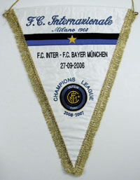 Original bestickter Spielwimpel "F.C. Internaionale Milano 1908. F.C. Inter vs FC Bayern Mnchen 27-09-2006. UEFA Champions League 2006 - 2007" (in Mailand 0:2) mit aufgestickten Schriftzgen und aufgenhtem gesticktem Vereinsemblem von Inter. Weier Seide