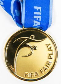 Original "FIFA Fair Play" Medaille. Bronze, vergoldet, 5 cm mit original Seidenband. Fr die Spieler/innen des fairsten Teams bei einer Fuball - Weltmeisterschaft das die Fair-Play-Trophe erhalten hat.