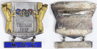 Teilnehmer-Abzeichen der IOC Session Teheran 1967. Kleine Aufschrift "65 Session 2-11 May", Anhnger "N.O.C.". Edelstahl, Bronze, mehrfarbig emailliert.  4,8x5 cm.<br>-- Schtzpreis: 500,00  --