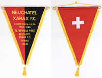 Offizieller Spielwimpel von FC Xamax Neuchatel mit bestickter Aufschrift "Neuchatel Xamax F.C. Competition UEFA 1984 - 1985 Olympiakos Pireeus - Neuchatel Xamax FC. Athens 19,09,1984" Leinenwimpel mit Seidenfransen und Holzstange mit Holzkugeln. Seidenbomm