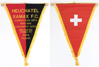 Offizieller Spielwimpel von FC Xamax Neuchatel mit bestickter Aufschrift "Neuchatel Xamax F.C. Competition UEFA 1985 - 1986 Lokomotiv Sofia - Neuchatel Xamax FC. Sofia 23.10.1985" Leinenwimpel mit Seidenfransen und Holzstange mit Holzkugeln. Seidenbommel.