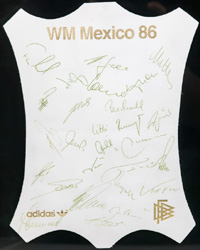 Adidas Autogrammleder "WM Mexico 86" zur Fuball - Weltmeisterschaft 1986 mit 24 original Signaturen der deutschen WM-Spieler, 30x22 cm.