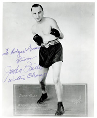 (1908-1987) S/W-Pressefoto mit original Widmung von Jackie Fields (USA), Goldmedaillengewinner im Boxen bei den Olympischen Spielen 1924 und mit 16 Jahren jngster Boxolympiasieger aller Zeiten. 1929 Profi-Weltmeister im Weltergewicht, 24x17 cm.