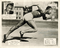 (1913-1980) S/W-Pressefoto mit Widmung von Jesse Owens (USA). Vierfacher Goldmedaillengewinner bei den Olympischen Spielen Berlin 1936 in der Leichtathtletik, 25x20 cm.<br>-- Schtzpreis: 300,00  --