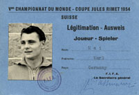 Vme Championat du Monde - Coupe Jules Rimet 1954 Suisse. Legitimation - Ausweis. Joueur - Spieler. Offizieller Ausweis fr die Mannschaften der Fuball-Weltmeisterschaften 1954 in der Schweiz mit Originalsignatur des FIFA-Generalsekretrs Gassmann. Exemp