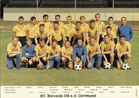 Farbiges Grobild Sammelbild "Bergmann" 1966/67 Borussia Dortmund. Karton 29,5x21 cm. Mit den Originalsignaturen von 20 Spielern (mit Libuda, Assauer, Paul, Emmerich, Trainer Murach usw.).