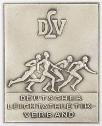 Groe Bronzeplakette, versilbert (130 gramm) DLV. Deutscher Leichtathletik-Verband Rckseite mit Gravur  Dr. Georg Xandry zur Fuball-Weltmeisterschaft 1954. 8,3x6,7 cm. In original Pappbox.