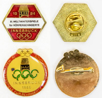 Offizielle Teilnehmerabzeichen der III. und IV. Winter Paralympics 1984 und 1988 jeweils in Innsbruck. Das sind die einzigen Paralympics mit den Olympischen Ringen des IOC! Aufschrift der Abzeichen "III. Weltwinterspiele fr Krperbehinderte Innsbruck 1984