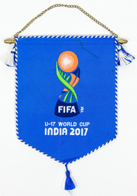 Offizielle Wimpel "U-17 World Cup India 2017" mit dem Logo der Weltmeisterschaft 2017. Seide bestickt mit Seidenbommeln und vergoldeter Stange, 24x19 cm.