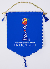 FIFA Wimpel "Women's World Cup France 2019" Seidenwimpel, mehrfarbig bestickt, Seidenbordre, mit Messingstange und Messingkugeln, Seidenbommeln. 25,5x22 cm.