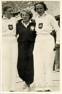 (1908-1988) s/w-Reprofoto mit Originalsignatur von Paula Mollenhauer, deutsche Leichtathletin und Bronze-Gewinnerin der Olympischen Spiele 1936 im Diskuswurf. 10x7 cm.