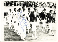 s/w-Reprofoto von der Siegerehrung der deutschen Silbermedaillenstaffel der Frauen ber 4x100 m bei den Olympischen Spielen 1936 mit den original Autographen von Leni Lohmar (1914-2006) und Ruth Halbsguth (1916-2003), 15x10,5 cm.