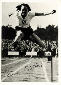 (1913-1995) S/W-Reprofoto mit original Signatur der Silber-Medaillengewinnerin Olympia 1936 ber 80m-Hrden Anny Steuer(-Ludewig). 15 x 10 cm.