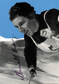 (1914-2004) Autogrammkarte mit Originalsignatur von Christel Cranz (GER). Skisport-Olympiasiegerin bei den Olympischen Spielen 1936 in der Alpinen Kombination. 14,8x10,5 cm.