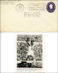 (1923-2018) S/W-Reprofoto von Horace Ashenfelder (USA)  und ein Briefumschalg, beide Stcke mit original Signatur des Goldmedaillengewinners ber 3000 m Hindernins bei den Olympischen Spielen 1952, 16x9 + 11x8,5 cm.