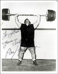 (1932-1994) S/W-Grofoto mit Widmung "your friend in christ" und Originalsignatur des verstorbenen USA - Olympiasiegers im Gewichtheben von 1956 mit 500 kg Paul Anderson. 25,5x20 cm.