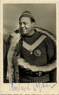 (1921-1988) S/W-Fotopostkarte mit Originalsignatur des Olympiasiegers 1952 im Bobsport Anderl Ostler (GER). 14x9 cm.