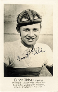 (1913-1992) S/W-Fotopostkarte mit original Signatur von Ernst Ihbe (GER), Goldmedaillengewinner im Radsport (Tandem) bei den Olympischen Spielen Berlin 1936, 13,5x9 cm.<br>-- Schtzpreis: 35,00  --