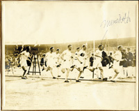 (1891-1957) S/W-Pressefoto von den Olympischen Spielen 1912 vom 800 m Lauf. Mit original Signatur James E. "Ted" Meredith (USA). Goldmedaillengewinner bei den Olympischen Spielen 1912 ber 800m und 4x400m. 25x20 cm.<br>-- Schtzpreis: 200,00  --