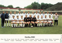 Farbiges Grobild 1968/69 Hertha BSC. 21x14,5 cm  Mit 24 original Signaturen der Spieler von Hertha BSC.