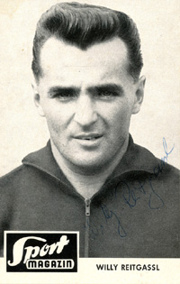(1936-1988) Original Signatur von Willy Reitgassl (Karlsruher SC, 1.FC Kaiserslautern. 1 DFB-Lnderspiel 1960) auf Sportmagazin Sammelkarte, 14x9 cm.
