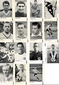 15 s/w-Autogrammkarten der Firma Derby Star ca. 1966 mit Originalsignaturen der Spieler, je 14,5x10,5cm.