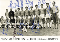 S/W-Mannschaftskarte von "1860 Mnchen Saison 1970/71" mit 16 original Signaturen der Spieler. 14,5x10 cm.