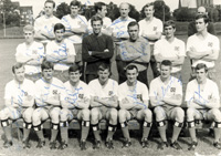 S/W-Mannschaftskarte 1968/69 vom Hamburger Sport-Verein mit 15 Originalsignaturen der Spieler. 16x11,5 cm.